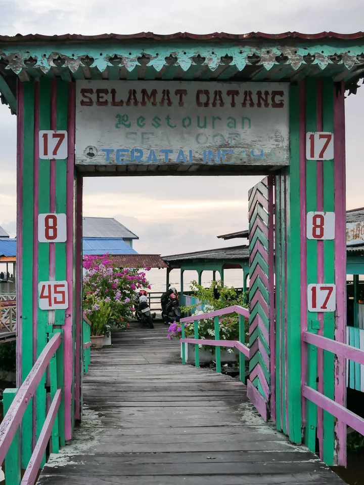 Suasana saung terapung Teratai Indah